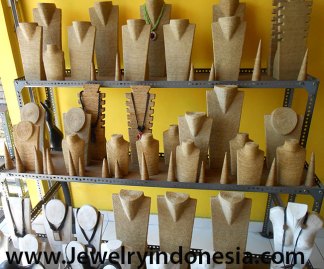 Jewelry Displays Wooden Busts